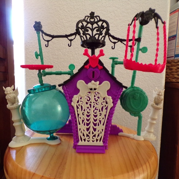 Monster High Pet Crypt Play Set - Picture 1 of 6